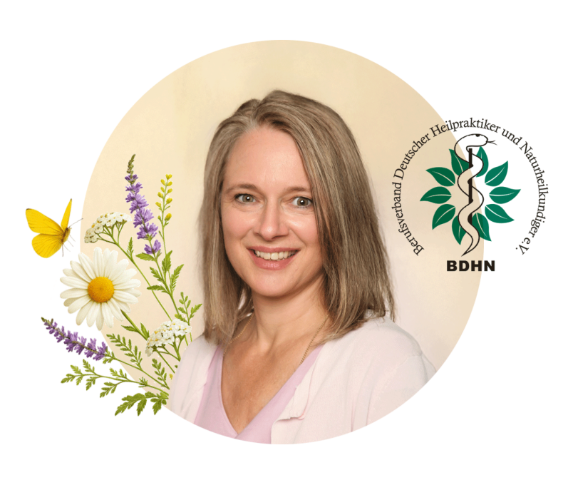 Petra Neuerburg Portrait mit dekorativen Blüten und BDHN Siegel